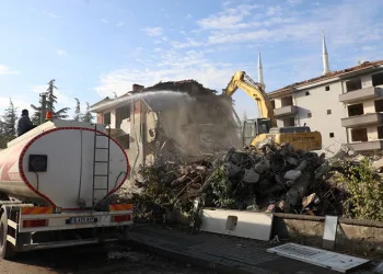 Bursa’da motosikletli kuryenin çarptığı yaşlı adam kanlar içinde yere yığıldı