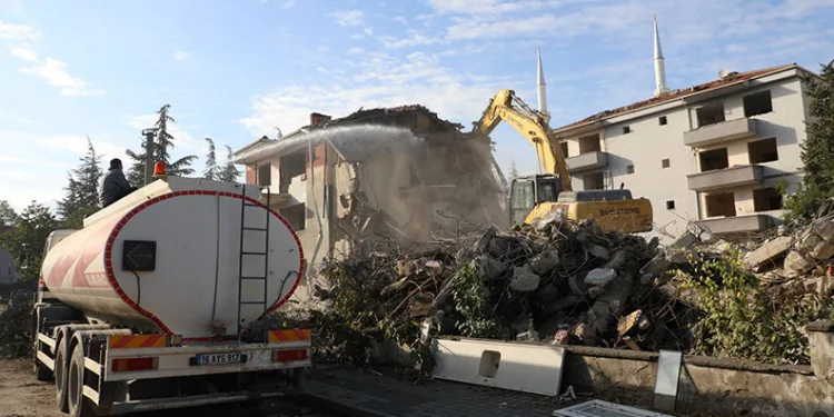 Bursa’da motosikletli kuryenin çarptığı yaşlı adam kanlar içinde yere yığıldı