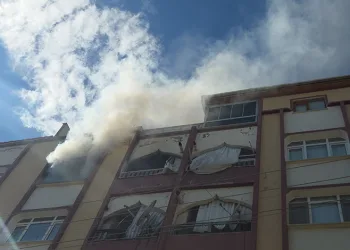 Bursa’da 6 katlı apartmanda yangın paniği