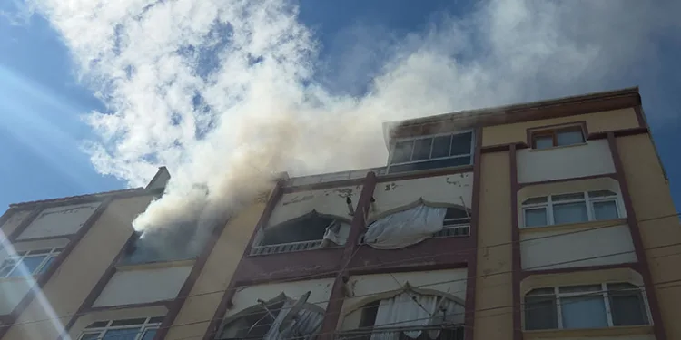 Bursa’da 6 katlı apartmanda yangın paniği