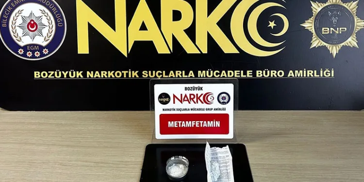 Kadıköy metrosunda intihar girişimi: Vatandaşlar raylarda yürüdü