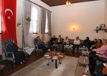 Bursa’da yol kavgası karıştı: Sopalar, yumruklar, terlikler havada uçuştu