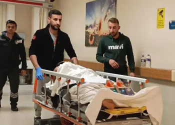 Bursa’da elektrik direğinden düşen 2 tekniker yaralandı