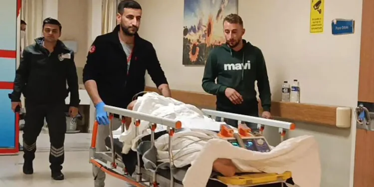 Bursa’da elektrik direğinden düşen 2 tekniker yaralandı