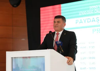 Tepki çeken restorasyon: “602 yıllık minare ayakta, 18 yıllık minare çürüyor”