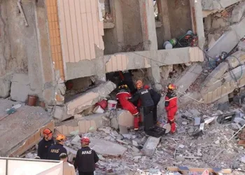 Gebze’de 7 katlı bina çöktü: İki can kaybı