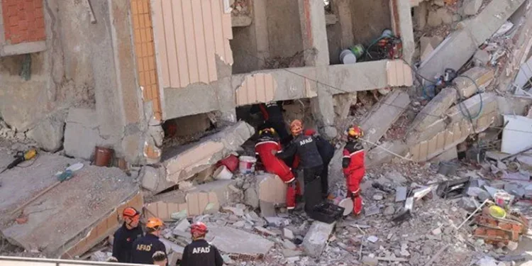 Gebze’de 7 katlı bina çöktü: İki can kaybı