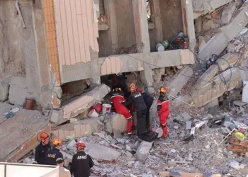 Gebze’de 7 katlı bina çöktü: Anne ve babanın cansız bedenleri enkazdan çıkarıldı