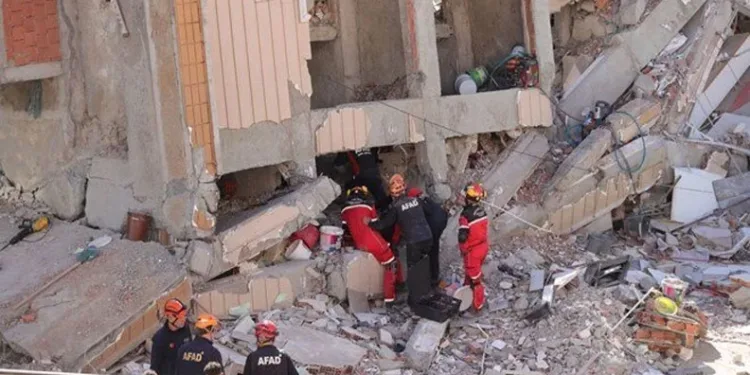 Gebze’de 7 katlı bina çöktü: Anne ve babanın cansız bedenleri enkazdan çıkarıldı