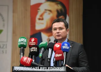 Tepki çeken restorasyon: “602 yıllık minare ayakta, 18 yıllık minare çürüyor”