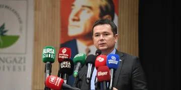 Tepki çeken restorasyon: “602 yıllık minare ayakta, 18 yıllık minare çürüyor”