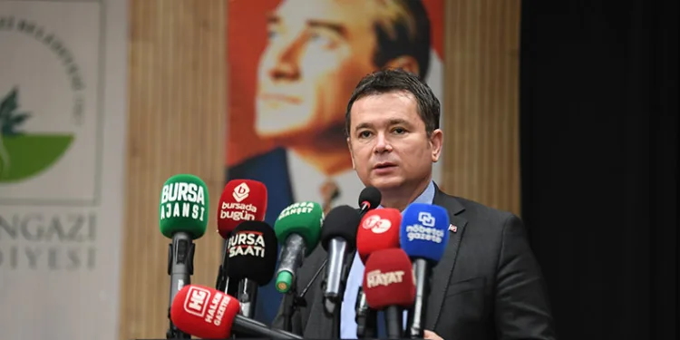 Tepki çeken restorasyon: “602 yıllık minare ayakta, 18 yıllık minare çürüyor”