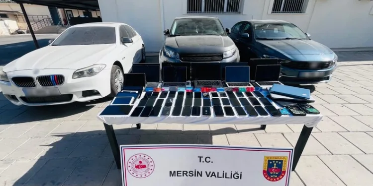 Başakşehir’de malzeme deposunda çıkan yangın korkuttu