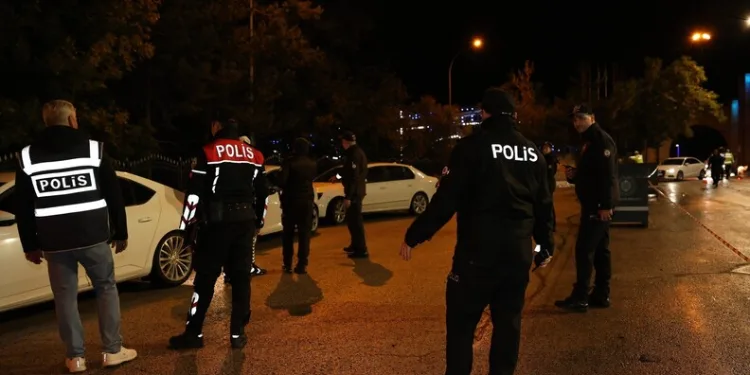 Başakşehir’de malzeme deposunda çıkan yangın korkuttu
