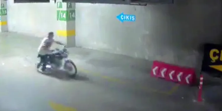 Şehir hastanesinin otoparkından iki motosiklet çaldı: O anlar kameraya yansıdı