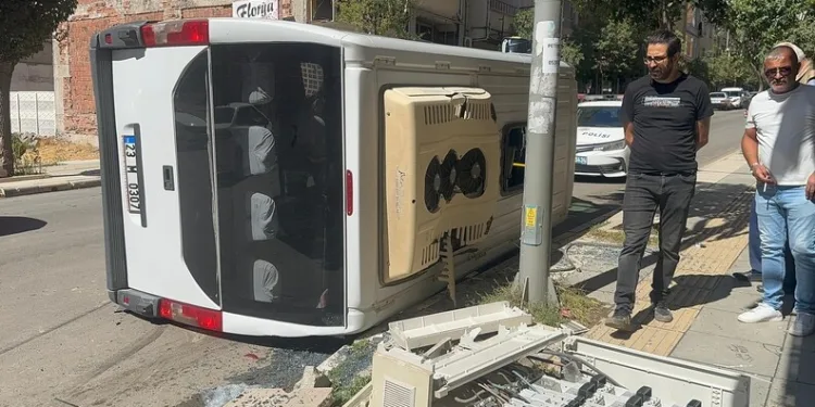Kamyonet ile çarpışan yolcu minibüsü devrildi