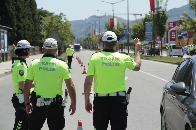 Kamyonet ile çarpışan yolcu minibüsü devrildi