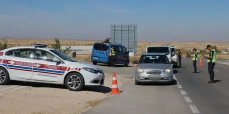 Kamyonet ile çarpışan yolcu minibüsü devrildi