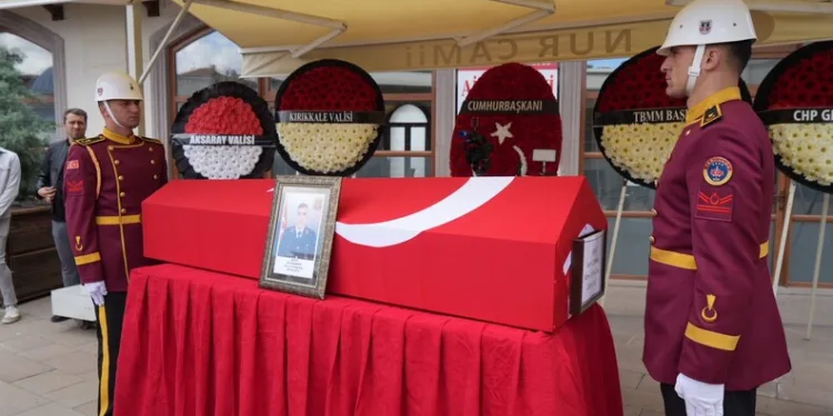 Kamyonet ile çarpışan yolcu minibüsü devrildi