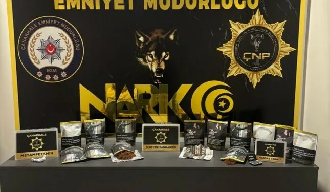 Kamyonet ile çarpışan yolcu minibüsü devrildi
