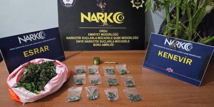 Kamyonet ile çarpışan yolcu minibüsü devrildi
