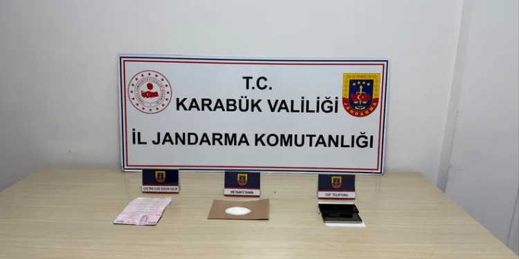 Kamyonet ile çarpışan yolcu minibüsü devrildi