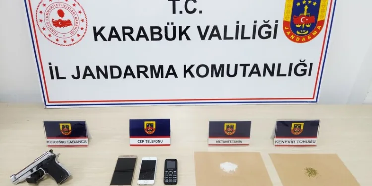 Kamyonet ile çarpışan yolcu minibüsü devrildi