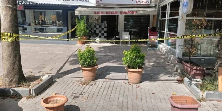 Kamyonet ile çarpışan yolcu minibüsü devrildi