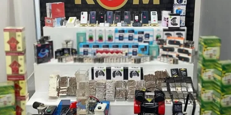 Kamyonet ile çarpışan yolcu minibüsü devrildi