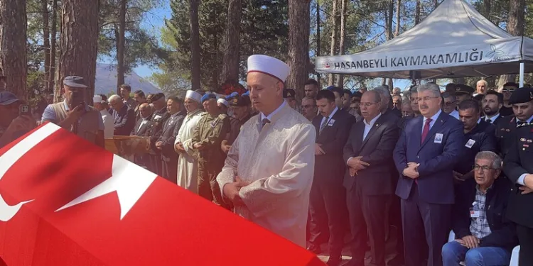 Kamyonet ile çarpışan yolcu minibüsü devrildi