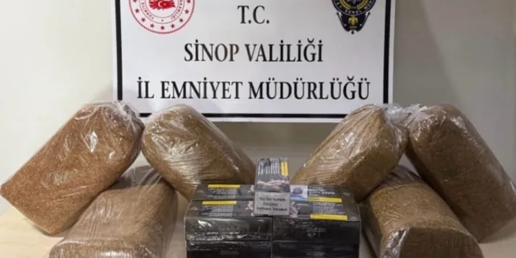 Kamyonet ile çarpışan yolcu minibüsü devrildi