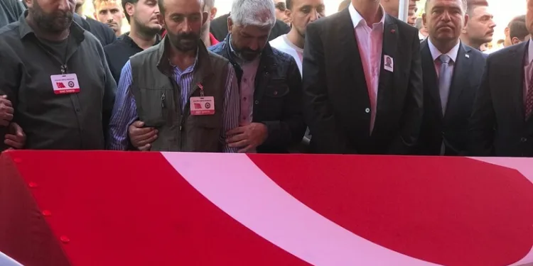 Şehit polis memleketi Şanlıurfa’da gözyaşları arasında defnedildi