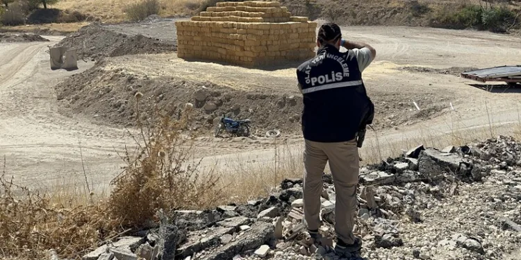 Şehit polis memleketi Şanlıurfa’da gözyaşları arasında defnedildi