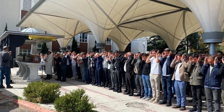 Şehit polis memleketi Şanlıurfa’da gözyaşları arasında defnedildi
