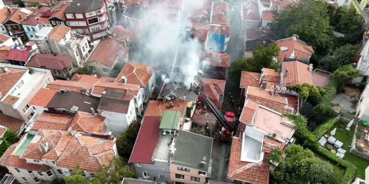 Şehit polis memleketi Şanlıurfa’da gözyaşları arasında defnedildi