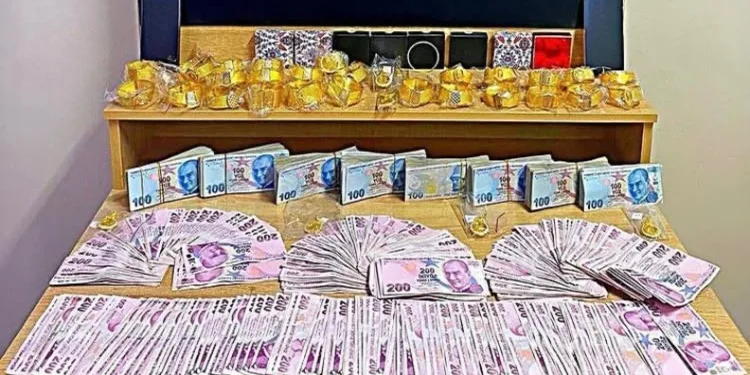 Şehit polis memleketi Şanlıurfa’da gözyaşları arasında defnedildi