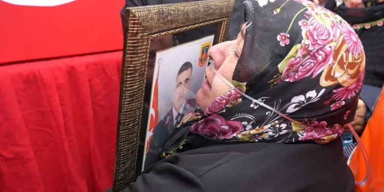 Şehit polis memleketi Şanlıurfa’da gözyaşları arasında defnedildi