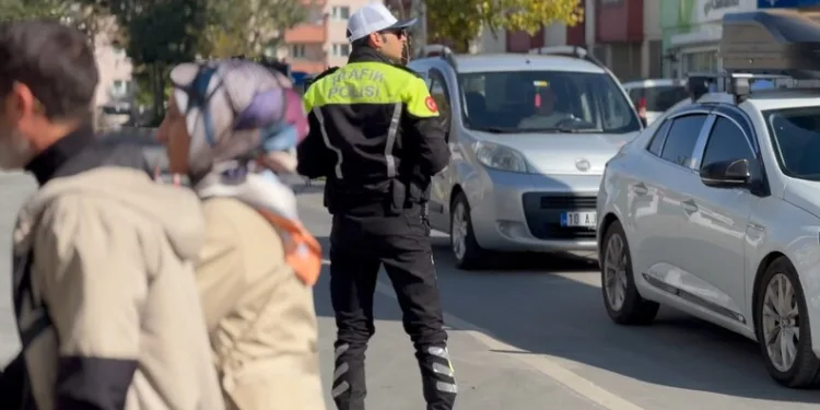 Otomobille motosiklet çarpıştı: 1 yaralı