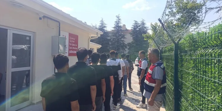 Otomobille motosiklet çarpıştı: 1 yaralı