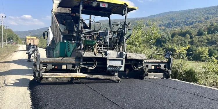 Ardahan’da yol yapım çalışmaları sürüyor