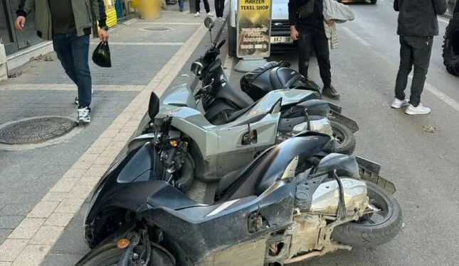 Üç motosiklet domino taşı gibi devrildi