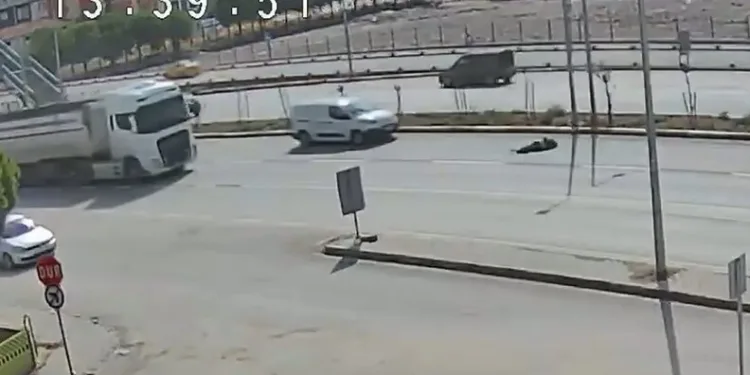 Üç motosiklet domino taşı gibi devrildi