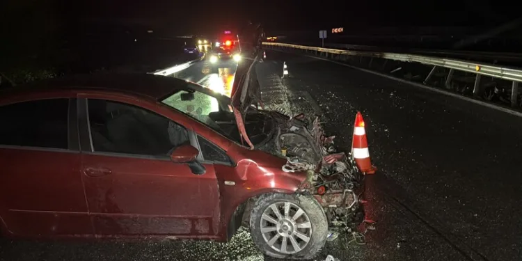 Düzce’de otomobil bariyerlere çarptı: 1 yaralı