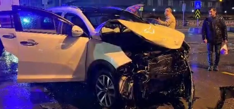 Düzce’de otomobil bariyerlere çarptı: 1 yaralı