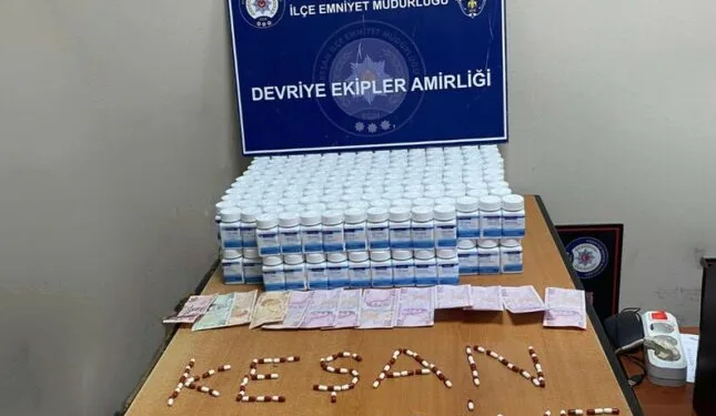 Keşan’da park halindeki araçta 16 bin 744 adet uyuşturucu hap ele geçirildi