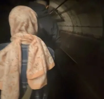 Kadıköy metrosunda intihar girişimi: Vatandaşlar raylarda yürüdü