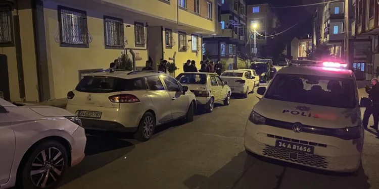 Kadıköy metrosunda intihar girişimi: Vatandaşlar raylarda yürüdü