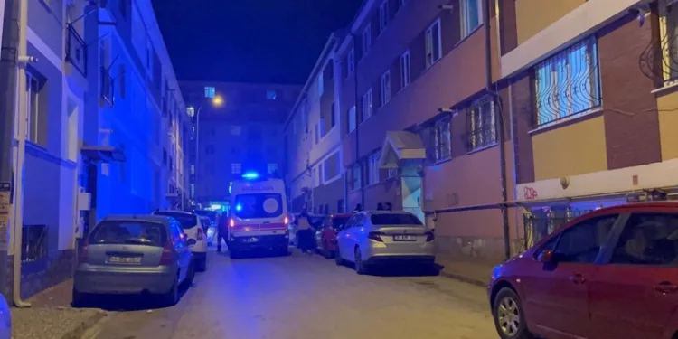 Kadıköy metrosunda intihar girişimi: Vatandaşlar raylarda yürüdü