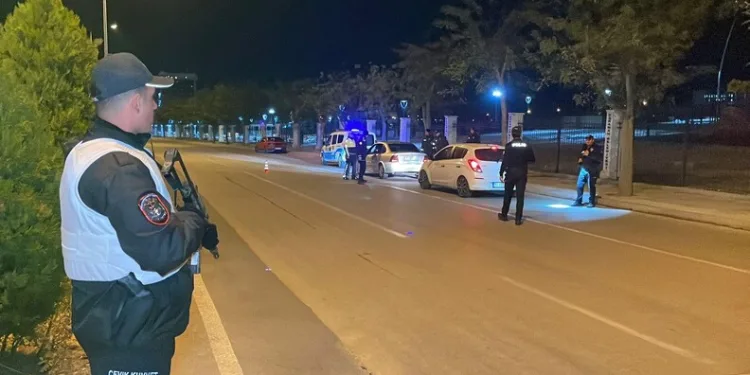 Kadıköy metrosunda intihar girişimi: Vatandaşlar raylarda yürüdü