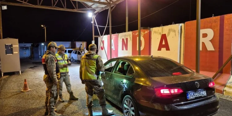 Kadıköy metrosunda intihar girişimi: Vatandaşlar raylarda yürüdü